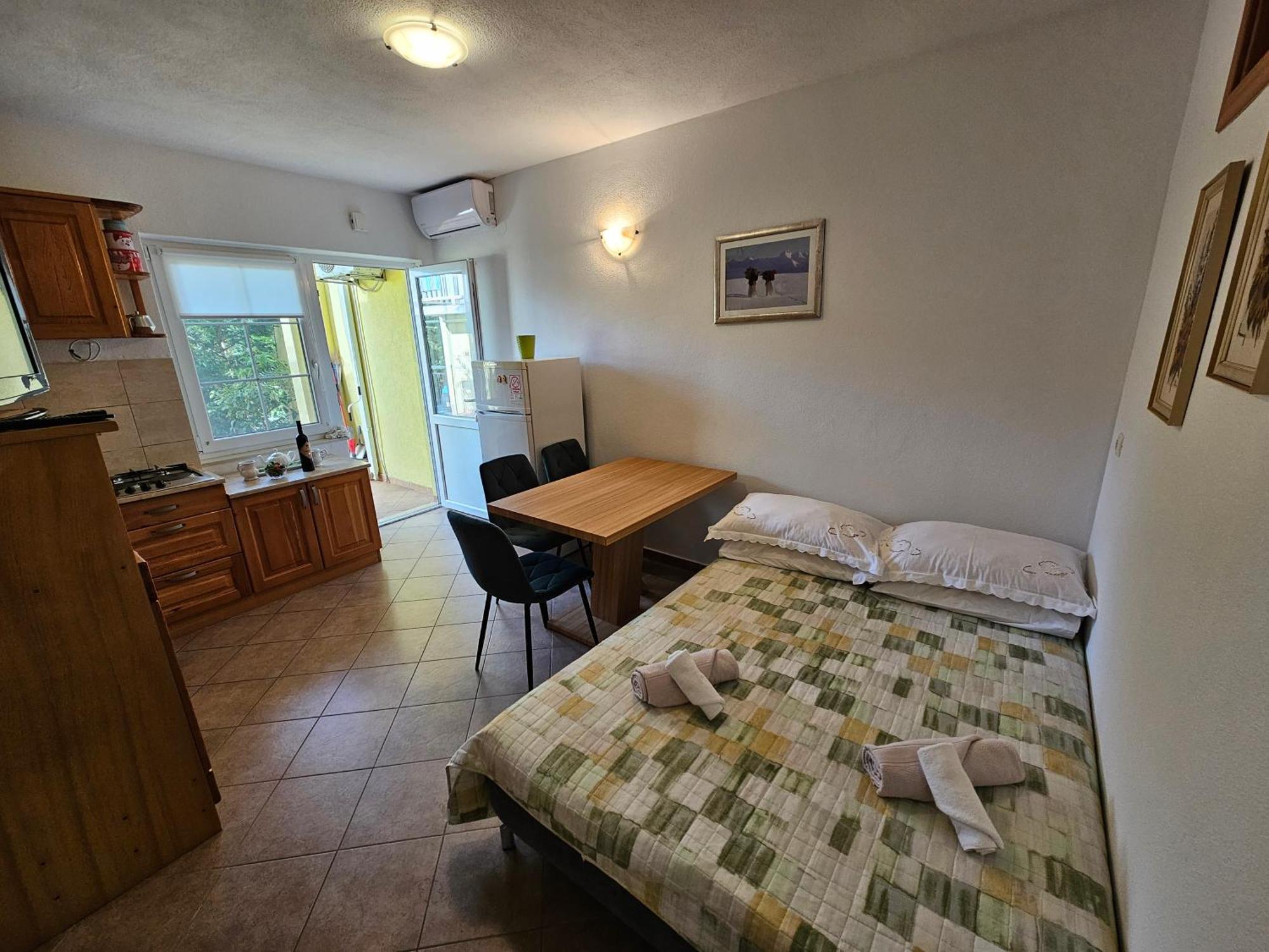 Apartmani Natasa ロクヴァ・ロゴズニツァ エクステリア 写真